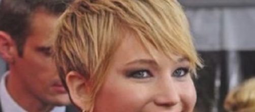 Pixie cut biondo per l'attrice Jennifer Lawrence