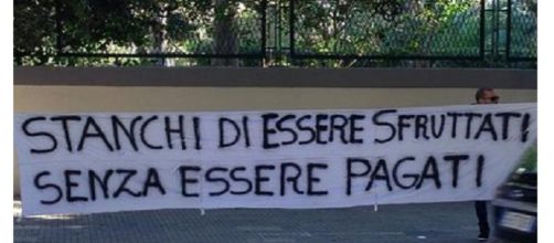 Uno striscione di protesta esposto dai supplenti