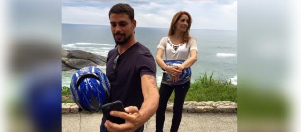 Cauã Reymond passeia de moto com Poliana Abritta Cauã Reymond passeia de moto com Poliana Abritta