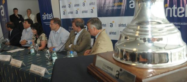 Organizadores da Copa Antel em reunião Organizadores da Copa Antel em reunião