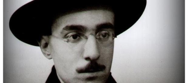 Pessoa, um dos ícones da Literatura Portuguesa Pessoa, um dos ícones da Literatura Portuguesa