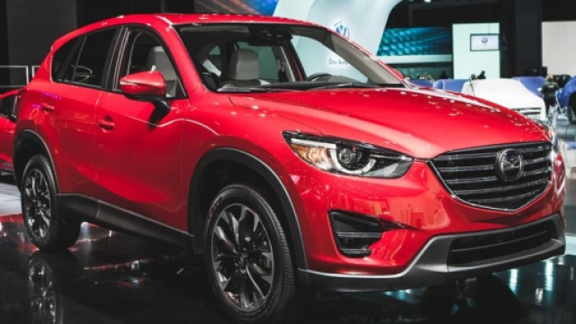 Arriva la nuova Mazda XC 5 rossa fiammante