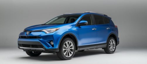 Nuova Toyota RAV4 Hybrid blu elettrico