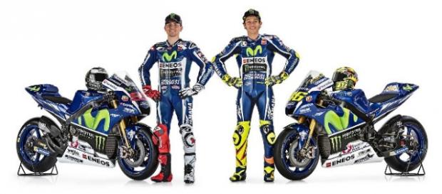 Así posaron los dos pilotos con su nueva moto Así posaron los dos pilotos con su nueva moto