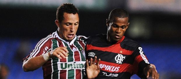 Disputa de futebol num clássico Fla-Flu Disputa de futebol num clássico Fla-Flu