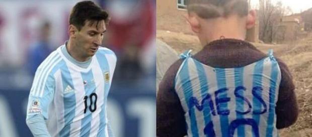 El niño con la camiseta de plástico El niño con la camiseta de plástico