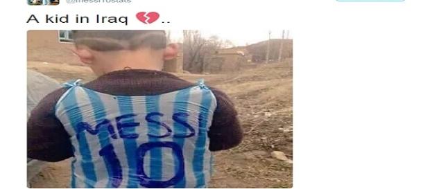 Garoto vestindo uma camisa improvisada de Messi Garoto vestindo uma camisa improvisada de Messi