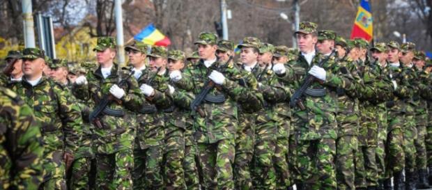 Militari români în timpul unei parade Militari români în timpul unei parade