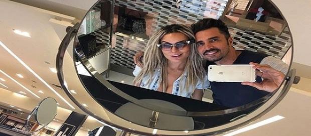 O cantor postou foto com a apresentadora O cantor postou foto com a apresentadora