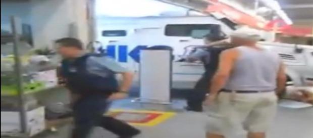 Seguranças socorrem o amigo ferido Seguranças socorrem o amigo ferido