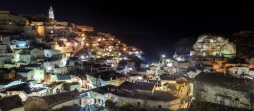 La splendida città di Matera di notte.
