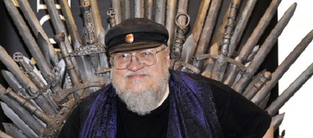 George R.R. Martin sentado en el Trono de Hierro George R.R. Martin sentado en el Trono de Hierro
