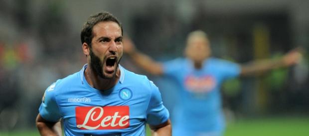 Higuaín celebrando un gol con rabia Higuaín celebrando un gol con rabia