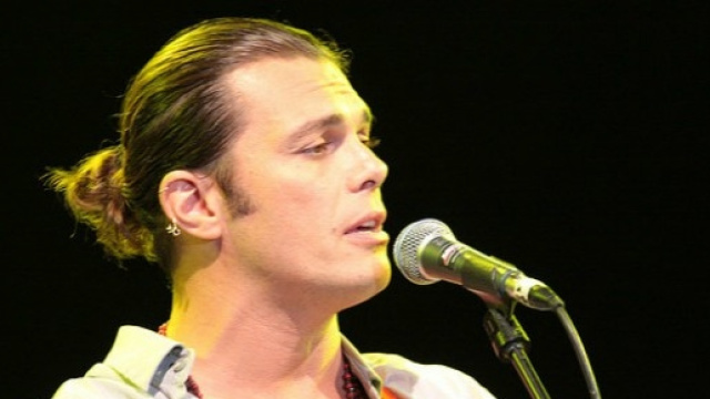 Gianluca Grignani durante un concerto.