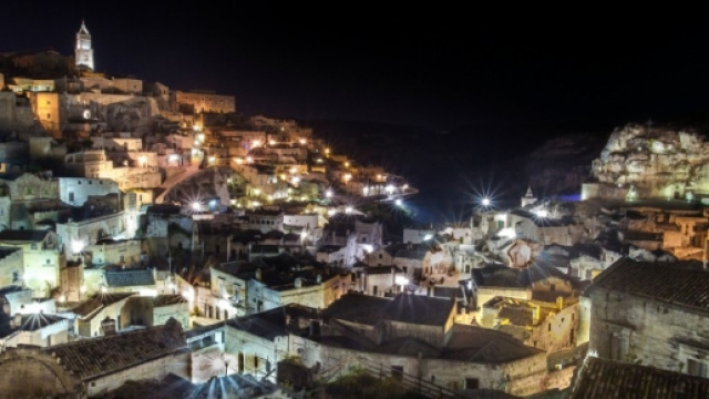 La splendida citt&agrave; di Matera di notte.