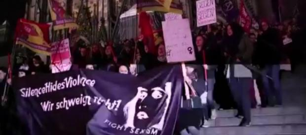 Protesto em Colônia. Imagens do YouTube Protesto em Colônia. Imagens do YouTube