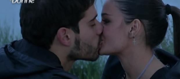 Bacio tra Amedeo Barbato e Sophia Galazzo Bacio tra Amedeo Barbato e Sophia Galazzo