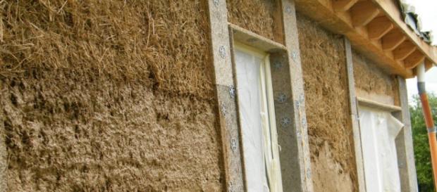 Casă din baloți de paie în construcție Casă din baloți de paie în construcție