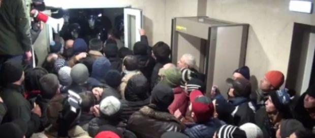Protestatarii au intrat cu forța în Parlament Protestatarii au intrat cu forța în Parlament