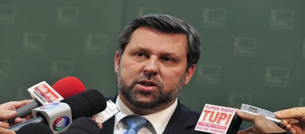 Sampaio foi o porta voz do partido Sampaio foi o porta voz do partido