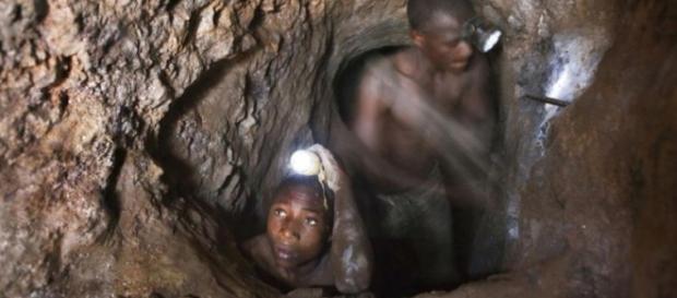 Un niño trabajando en una mina de Cobalto Un niño trabajando en una mina de Cobalto
