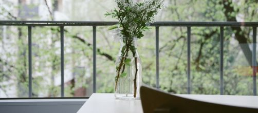 Donna lancia figlio di 1 anno dal balcone