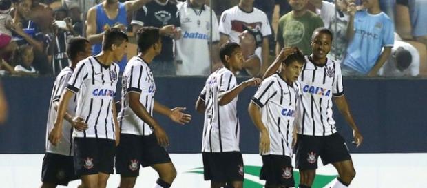 Corinthians goleia e está nas semifinais Corinthians goleia e está nas semifinais