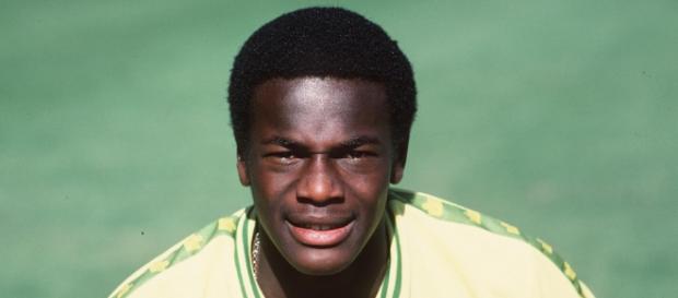 Justin Fashanu con la maglia del Norwich Justin Fashanu con la maglia del Norwich