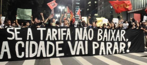 Manifestantes reivindicam aumento das passagens Manifestantes reivindicam aumento das passagens