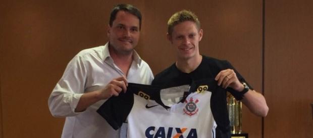 Marlone recebe camisa do Corinthians (Divulgação) Marlone recebe camisa do Corinthians (Divulgação)
