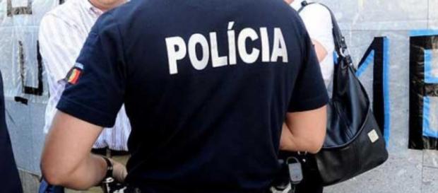 Um polícia é um representante da lei Um polícia é um representante da lei