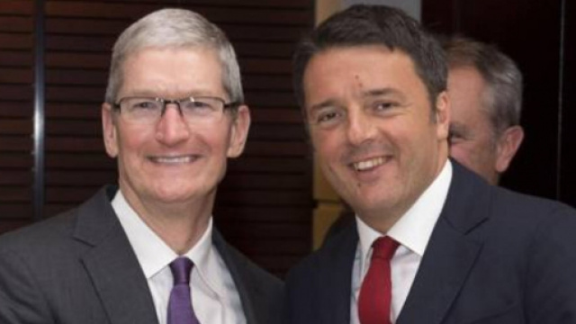 Tim Cook con Renzi in visita a Milano
