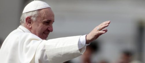 Senzatetto neo-mamma viene ospitata dal papa