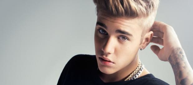 Justin vai a show sem a namorada Justin vai a show sem a namorada