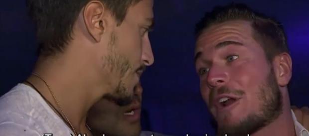 La policía saca de El Refugio a Tony y Marco La policía saca de El Refugio a Tony y Marco