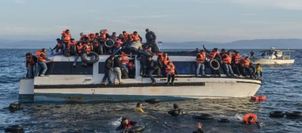 Migranti in difficoltà a largo delle coste greche. Migranti in difficoltà a largo delle coste greche.