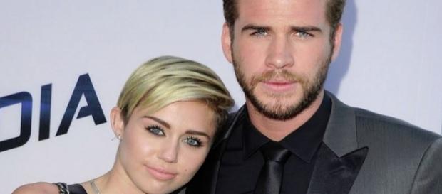 Miley Cyrus e Liam Hermsworth estão noivos Miley Cyrus e Liam Hermsworth estão noivos