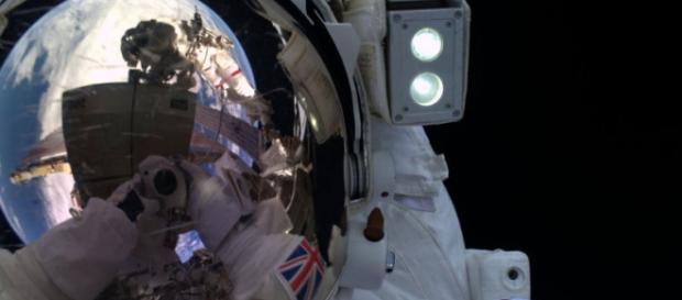 Tim Peak ed il suo selfie spaziale Tim Peak ed il suo selfie spaziale