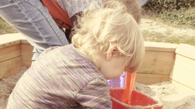 Bambino che cresce attraverso il gioco