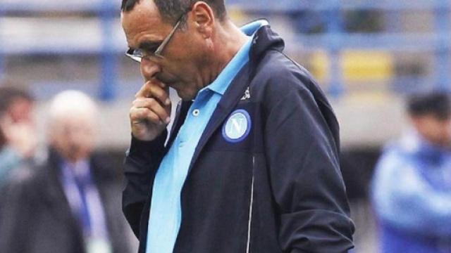 Maurizio Sarri pensieroso durante gara