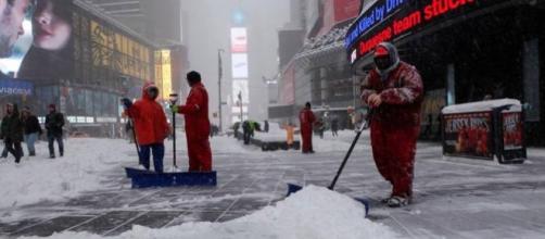Suggestiva Time Square sommersa dalla neve