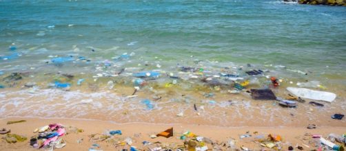 Spiaggia ricoperta di plastica.