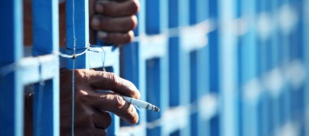 Foto by Fotolia: © sakhorn38 / prisoner smoking... Foto by Fotolia: © sakhorn38 / prisoner smoking...