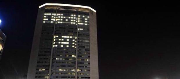 La scritta apparsa ieri sul Pirellone, a Milano. La scritta apparsa ieri sul Pirellone, a Milano.