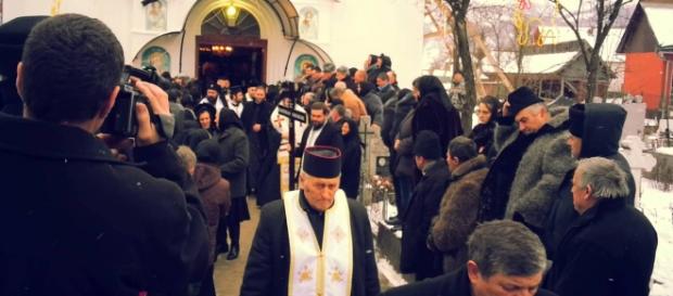 Românii nu sunt de acord să ducă mortul de acasa Românii nu sunt de acord să ducă mortul de acasa