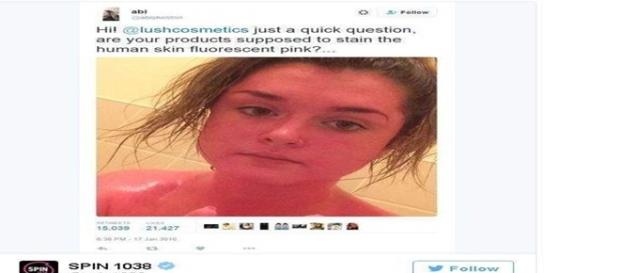Rostro de la joven británica teñido de rosa. Rostro de la joven británica teñido de rosa.