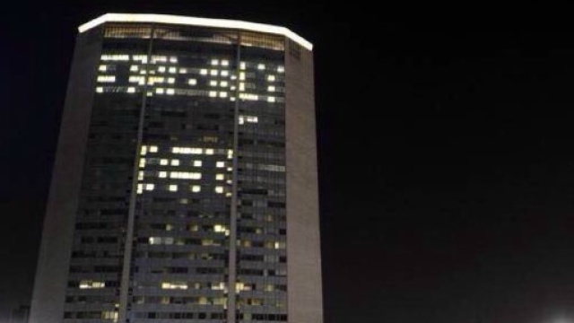 La scritta apparsa ieri sul Pirellone, a Milano.