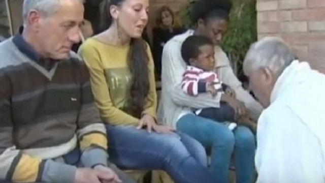 Lavanda dei piedi aperta anche alle donne.