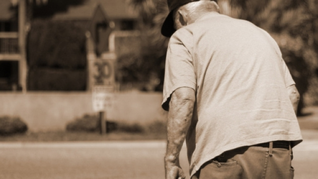 Settantenne in lite con le figlie per la badante