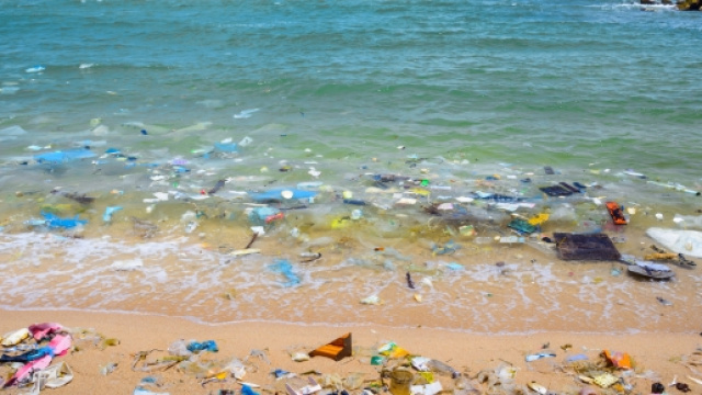 Spiaggia ricoperta di plastica.